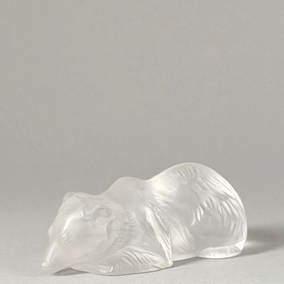 un animal en plastique allongé par terre