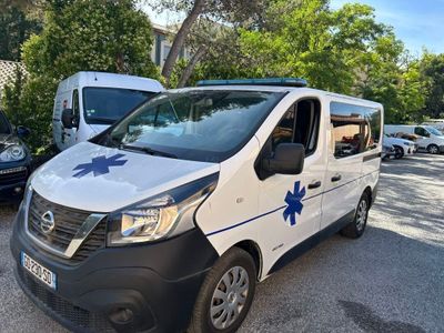 une camionnette blanche avec une étoile bleue sur le côté, garée sur un parking