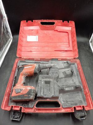 une caisse à outils rouge avec des outils sur une table
