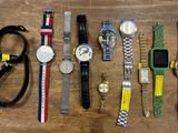 de nombreux modèles de montres disposés sur une table