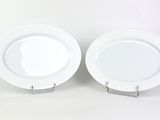 deux assiettes blanches posées sur une table, sur fond blanc
