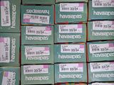 un grand nombre de boîtes empilées les unes sur les autres
