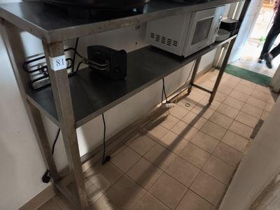 deux micro-ondes et un grille-pain posés sur une table