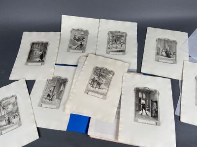 plusieurs dessins représentant des personnes et des animaux, posés sur une table dans une pièce