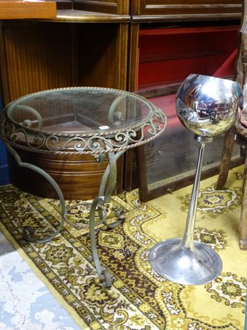 Guéridon tripode en fer forgé dessus verre H : 50, diamètre total...