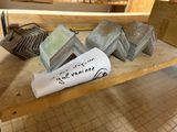 une pile de papier posée sur une table
