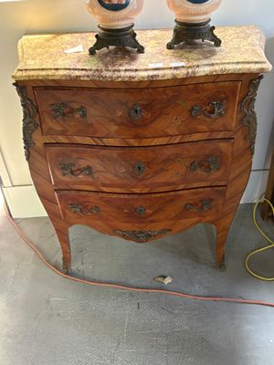 deux lampes posées sur une commode