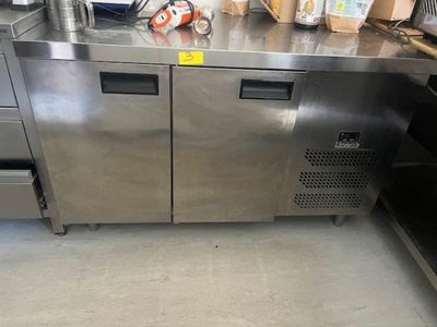 1 meuble bas réfrigéré 2 portes + grilles inox Normes GN (Re…
