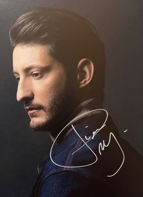 un gros plan d'une personne portant une veste sur laquelle figure une signature
