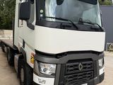 un camion blanc garé dans un parking