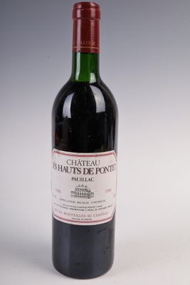 une bouteille de vin posée sur une table