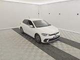 la photo d'une voiture blanche garée dans un garage