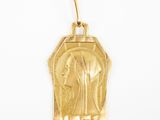 une photo d'un pendentif en or sur lequel figure une image de Jésus