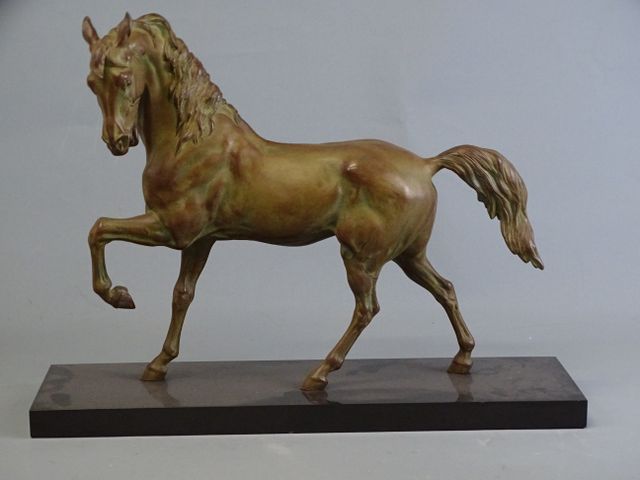 Sujet en régule patiné « Cheval » sur socle marbre noir. L : 53, ...