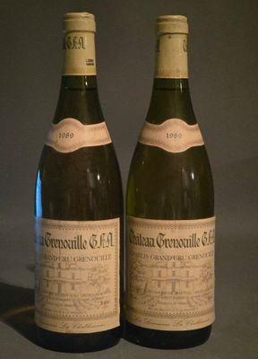 deux bouteilles de vin posées l'une à côté de l'autre sur une table