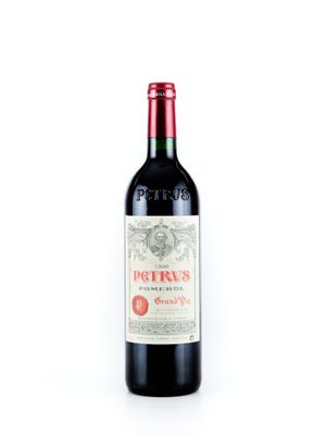 une bouteille de vin rouge posée sur une table blanche