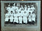 un groupe de femmes en uniforme blanc posant pour une photo