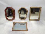 trois miroirs et un cadre de miroir sur fond blanc