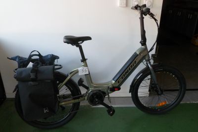 un vélo garé à côté d'un sac posé par terre
