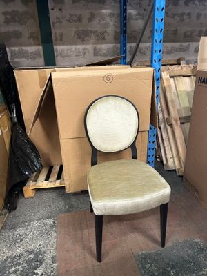 une chaise posée au milieu d'une pile de cartons