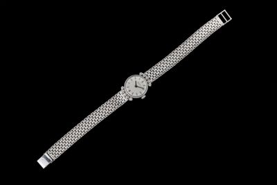 gros plan d'une montre-bracelet sur fond noir