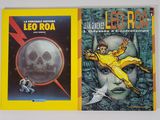 deux livres posés sur une table, dont la couverture représente un homme en costume jaune et un crâne