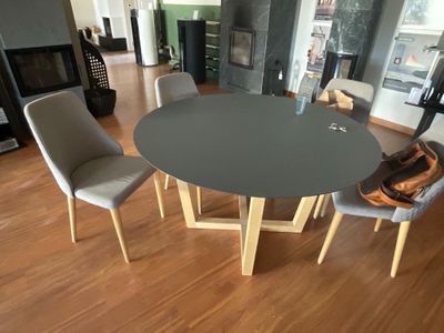 une table et des chaises dans une pièce avec un parquet