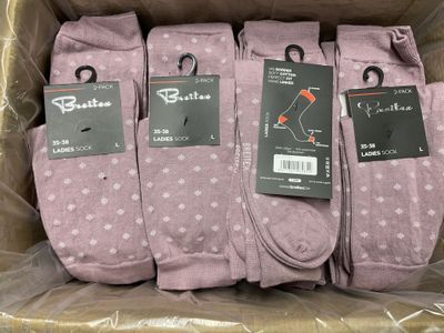 quatre paires de chaussettes roses dans une boîte, avec leurs étiquettes