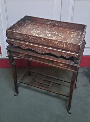 une table en bois sur laquelle est posé un plateau