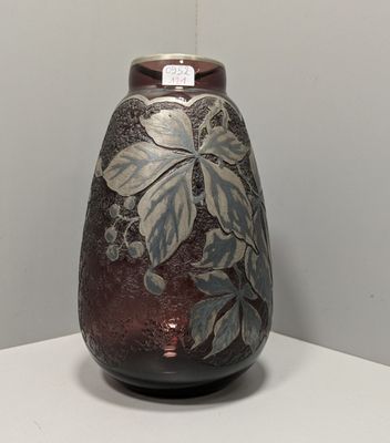 un vase marron orné de motifs bleus et blancs