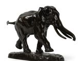 statue d'un éléphant avec ses défenses, sur fond blanc