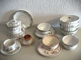 de nombreux types de tasses à thé et de soucoupes sur la table