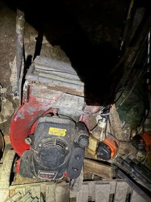 une image d'un tas de ferraille dans un garage
