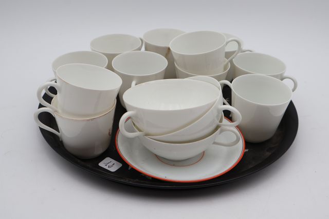 POUYAT : lot de tasses en porcelaine blanche