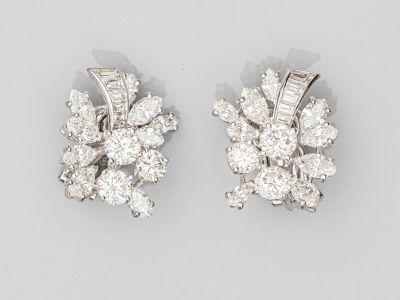 une paire de boucles d'oreilles en diamant