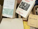 plusieurs livres sont empilés sur une table