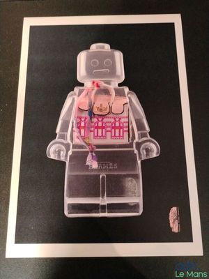 reproduction encadrée représentant un bonhomme Lego portant une chemise rose et une cravate rose