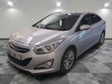la voiture argentée est garée dans le garage sur le sol en damier