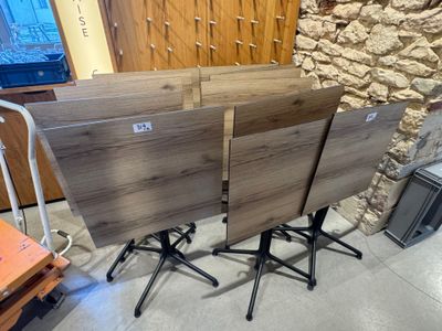 trois chaises posées devant un mur de pierre