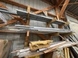 plusieurs pièces de bois sont empilées dans un entrepôt