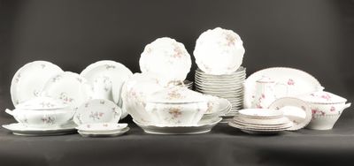beaucoup d'assiettes et de tasses blanches sur une table noire