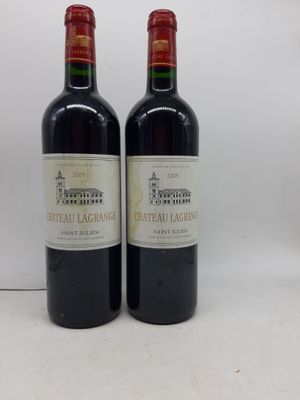 deux bouteilles de vin rouge posées l'une à côté de l'autre sur une table