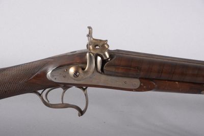 gros plan d'un pistolet sur une table à fond blanc
