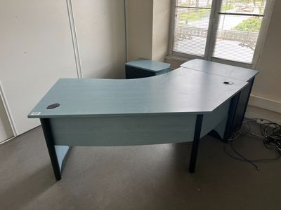 Bureau en mélaminé bleu, 2 caissons, tableau à feutres