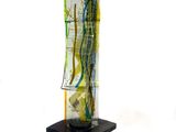 un vase en verre orné d'un motif jaune et vert