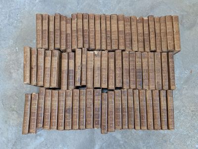 une pile de livres posée sur un sol en béton