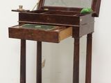 un petit bureau en bois surmonté d'un miroir