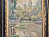 une peinture à l'huile représentant une rivière avec des arbres et des nénuphars