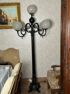 une pièce avec un lit, une chaise, une table et une lampe