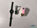 deux montres assises l'une à côté de l'autre sur une table